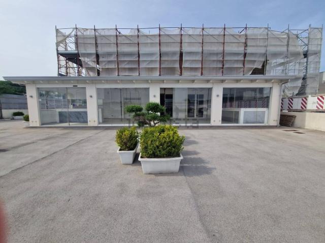 Locale Commerciale in affitto a Quarto, Campania
