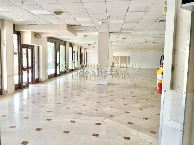 Locale Commerciale in affitto a Lovere, Lombardia