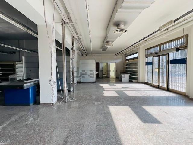Locale Commerciale in affitto a Sud-Est, Brenzone