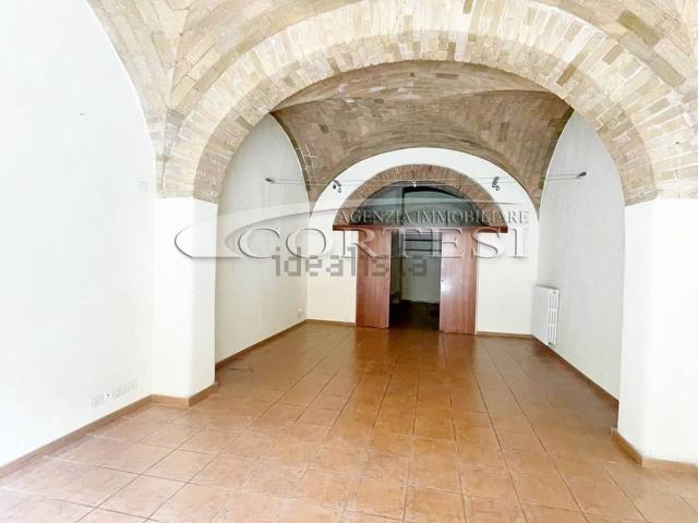 Locale Commerciale in affitto a Umbertide, Perugia