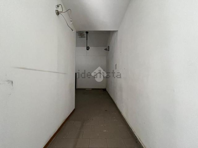 Locale Commerciale in affitto a Pontelungo, Pistoia
