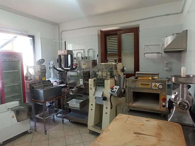 Locale Commerciale in affitto a Marche, Ancona