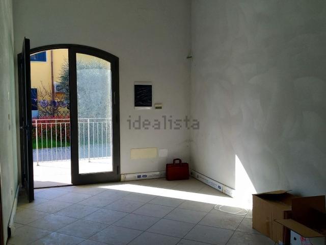 Locale Commerciale in affitto a Olmi, Quarrata