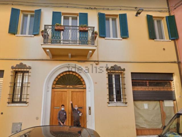 Locale Commerciale in affitto a Unione Alto Ferrarese, Cento