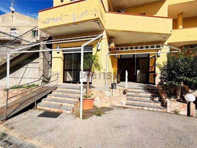 Locale Commerciale in affitto a Calabria, Cosenza