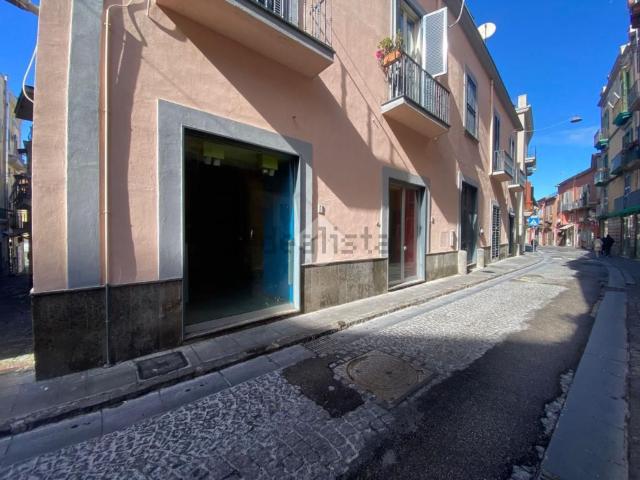 Locale Commerciale in affitto a Rione Ortodonico, Pozzuoli