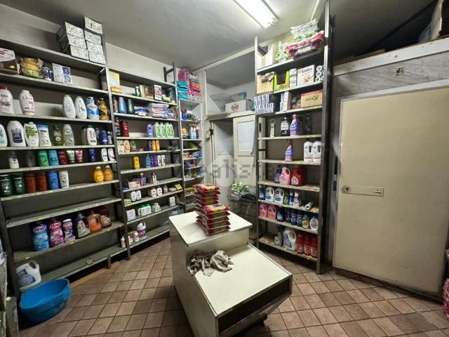 Locale Commerciale in affitto a Municipalità 7, Campania