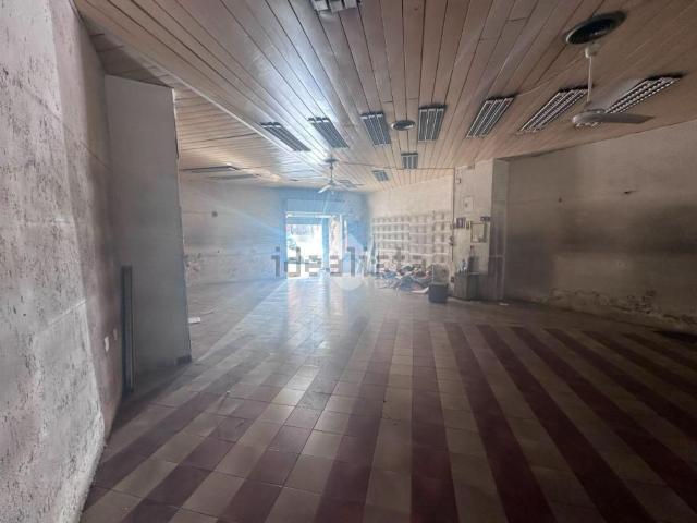 Locale Commerciale in affitto a Municipalità 7, Campania