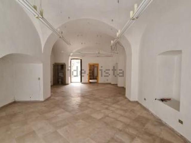 Locale Commerciale in affitto a Puglia, Bari