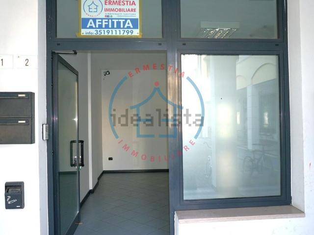 Locale Commerciale in affitto a Casale Di Scodosia, Veneto