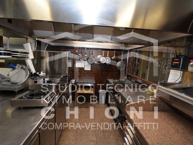 Locale Commerciale in affitto a Montignoso, Toscana