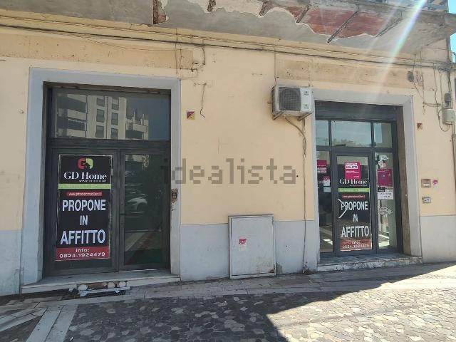 Locale Commerciale in affitto a Benevento, Campania