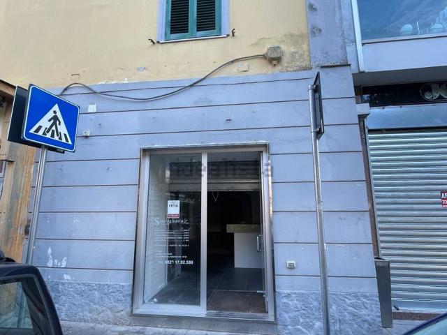 Locale Commerciale in affitto a Centro Storico, Caserta