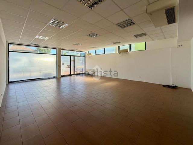Locale Commerciale in affitto a Bassa Reggiana, Re
