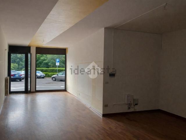 Locale Commerciale in affitto a Sarnico, Lombardia