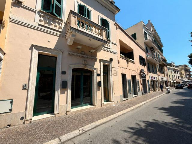 Locale Commerciale in affitto a Borgo Medievale, Roma Capitale