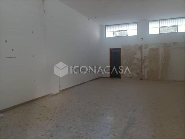 Locale Commerciale in affitto a Municipio 2, Puglia