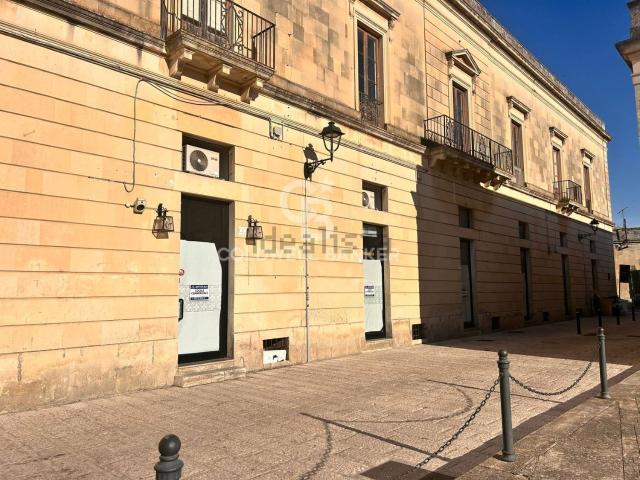 Locale Commerciale in affitto a Puglia, Lecce