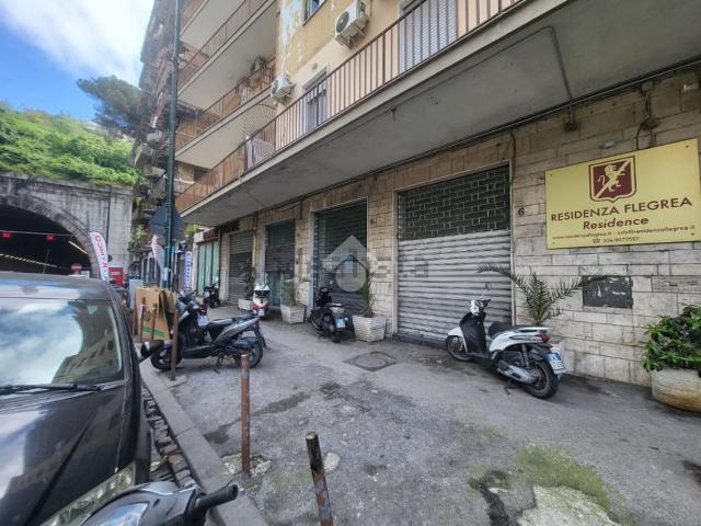 Locale Commerciale in affitto a Municipalità 10, Campania