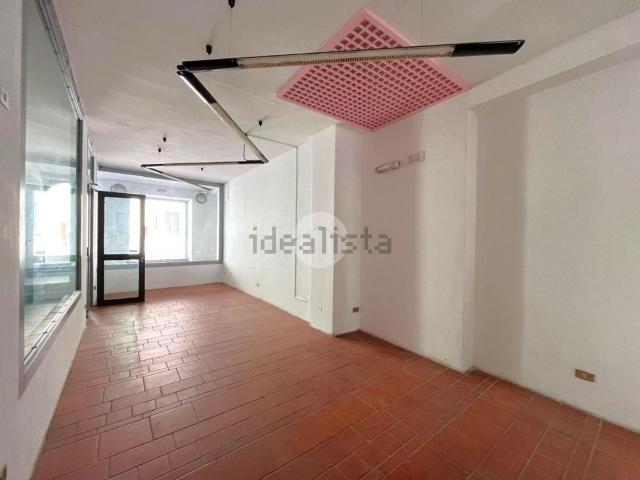 Locale Commerciale in affitto a Padenghe Sul Garda, Lombardia