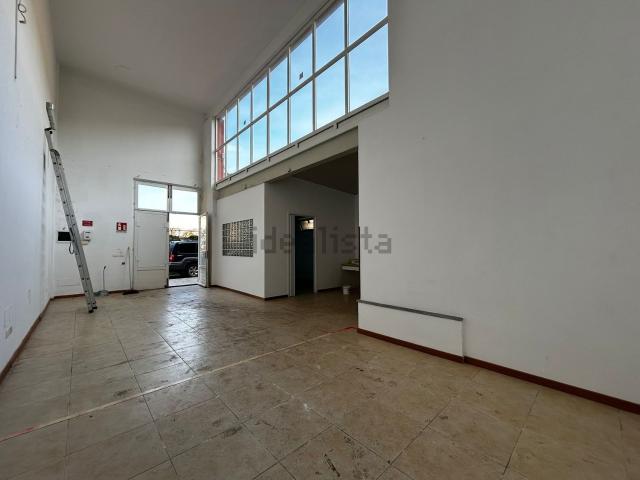 Locale Commerciale in affitto a Sarzana, Liguria