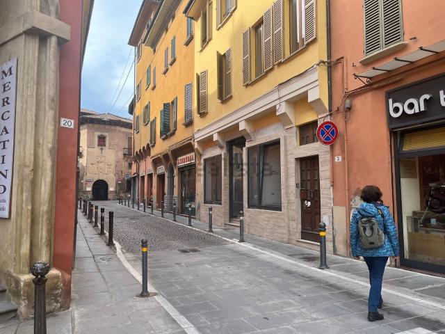 Locale Commerciale in affitto a Porto-Saragozza, Bologna