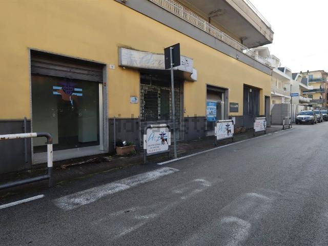Locale Commerciale in affitto a Sant'Andrea dei Lagni, Santa Maria Capua