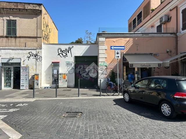 Locale Commerciale in affitto a Municipio Roma VII, Roma Capitale