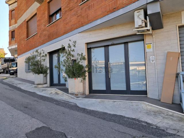Locale Commerciale in affitto a Alatri, Lazio