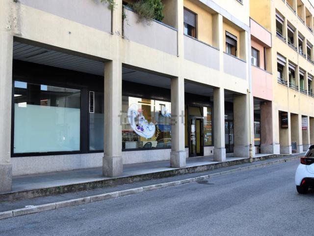 Locale Commerciale in affitto a Meda, Lombardia