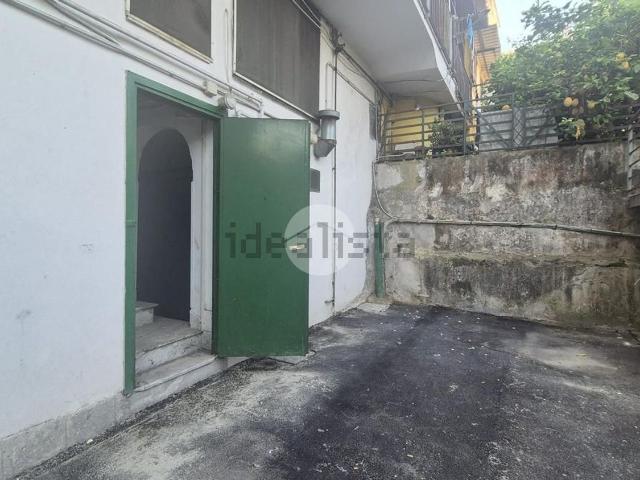 Locale Commerciale in affitto a Municipalità 4, Campania