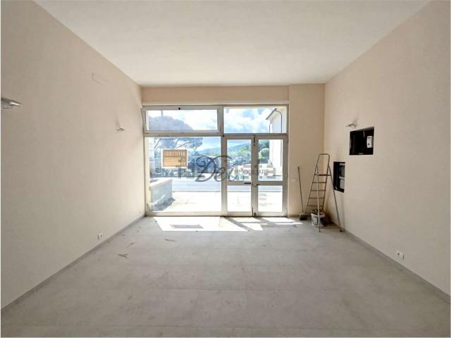 Locale Commerciale in affitto a Tempagnano di Lunata, Bagni Di Lucca Ponte