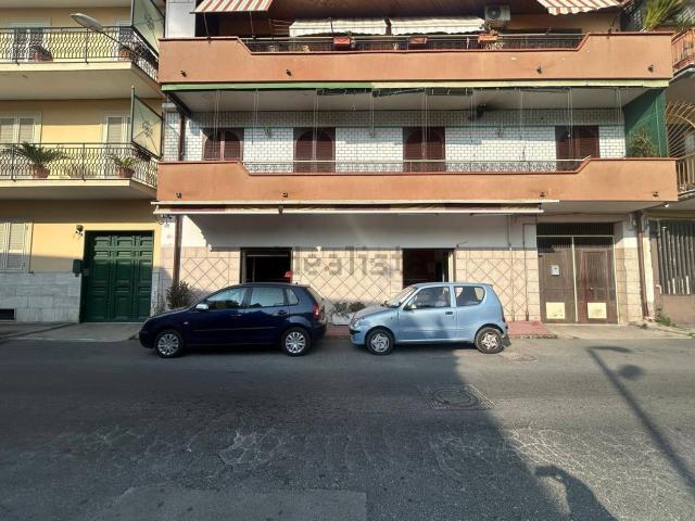 Locale Commerciale in affitto a Cardito, Campania