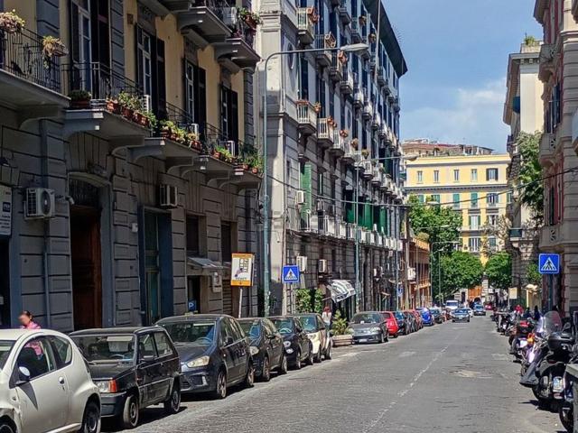 Locale Commerciale in affitto a Municipalità 1, Campania