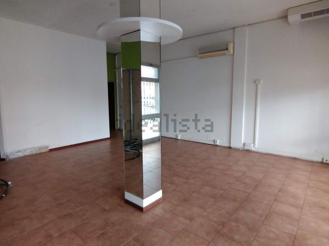 Locale Commerciale in affitto a Bassa Reggiana, Re