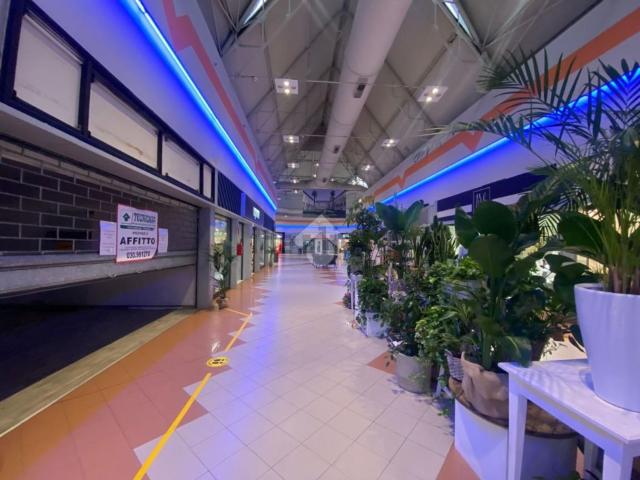 Locale Commerciale in affitto a Castiglione Delle Stiviere, Lombardia
