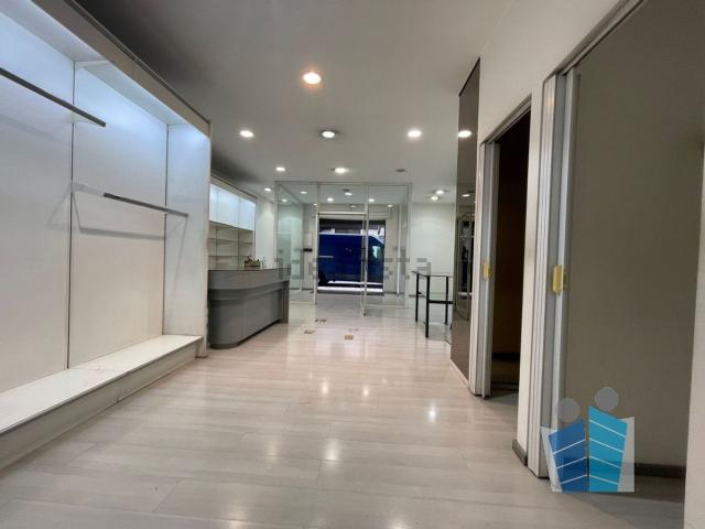 Locale Commerciale in affitto a Puglia, Lecce