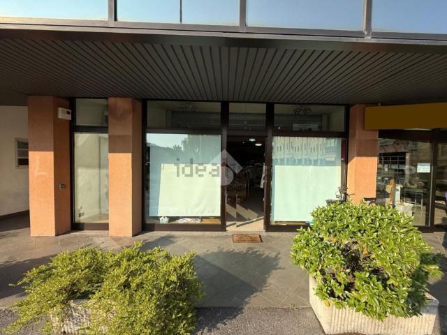 Locale Commerciale in affitto a Ranica, Lombardia