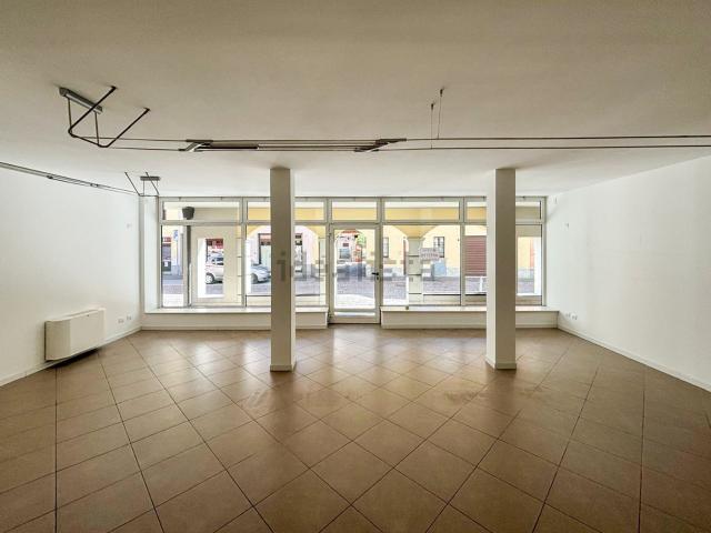 Locale Commerciale in affitto a Offanengo, Lombardia