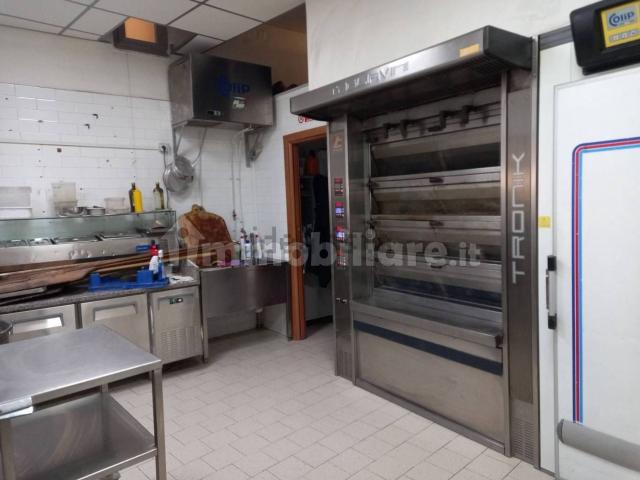 Locale Commerciale in affitto a Sant'anastasia, Campania