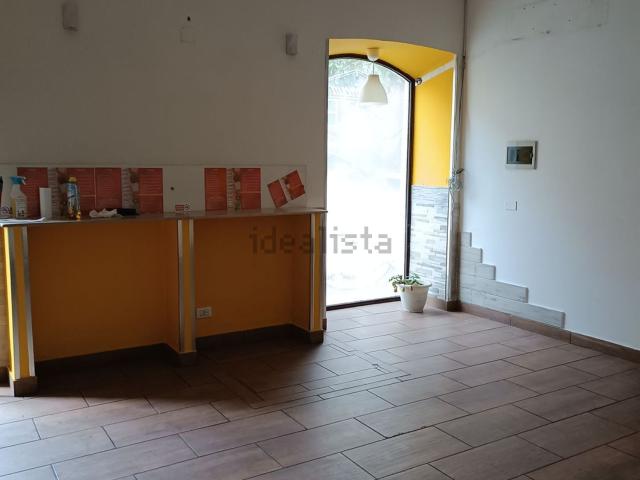 Locale Commerciale in affitto a Marchesana, Aci Catena