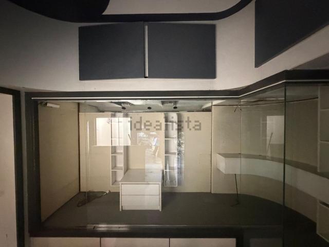 Locale Commerciale in affitto a Sarzana, Liguria