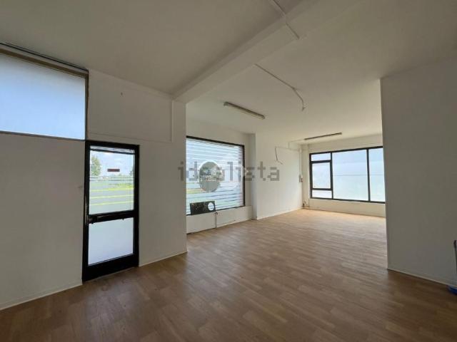 Locale Commerciale in affitto a Belvedere, Tezze sul Brenta