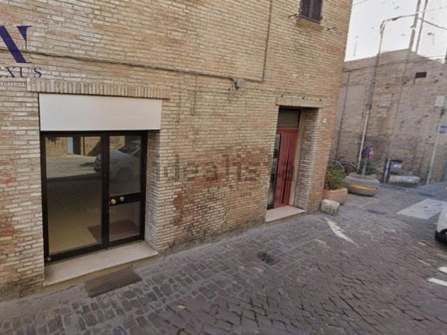 Locale Commerciale in affitto a Centro storico, Marche