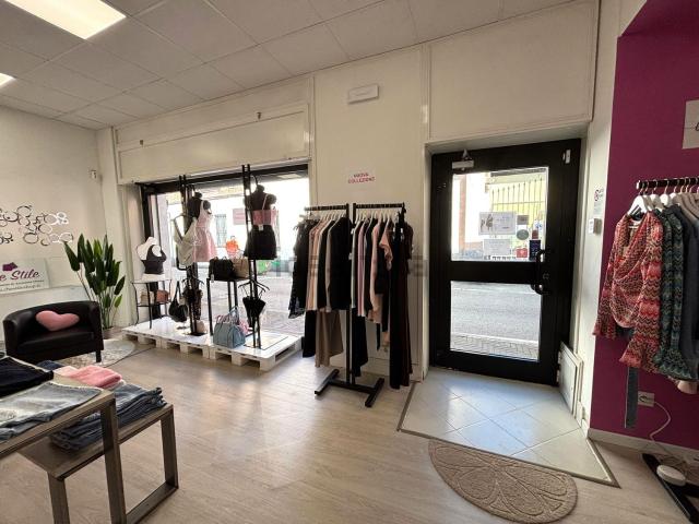 Locale Commerciale in affitto a Casorate Primo, Lombardia