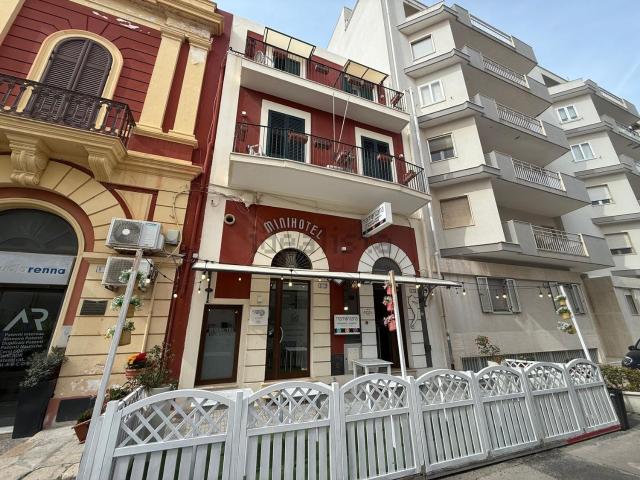 Locale Commerciale in affitto a Puglia, Lecce