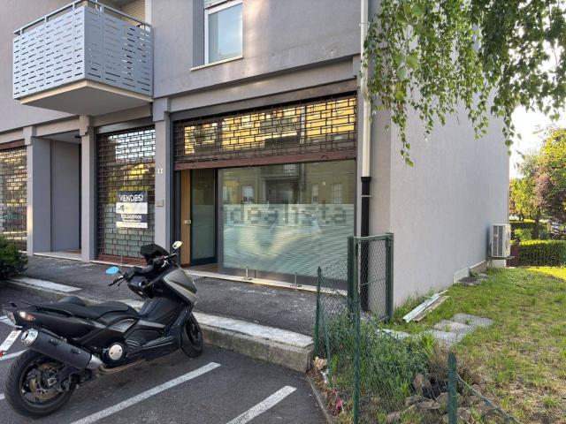 Locale Commerciale in affitto a Ponte San Pietro, Lombardia