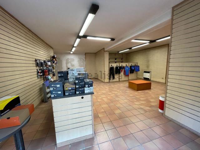 Locale Commerciale in affitto a Ghedi, Lombardia