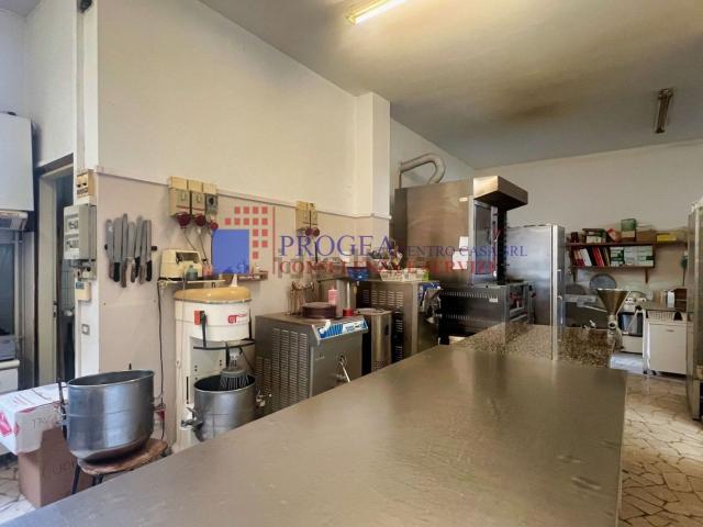 Locale Commerciale in affitto a Curnasco, Treviolo