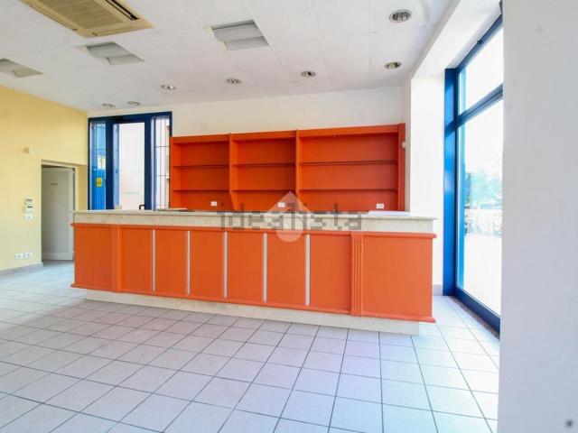 Locale Commerciale in affitto a Pirlotti, Capriolo